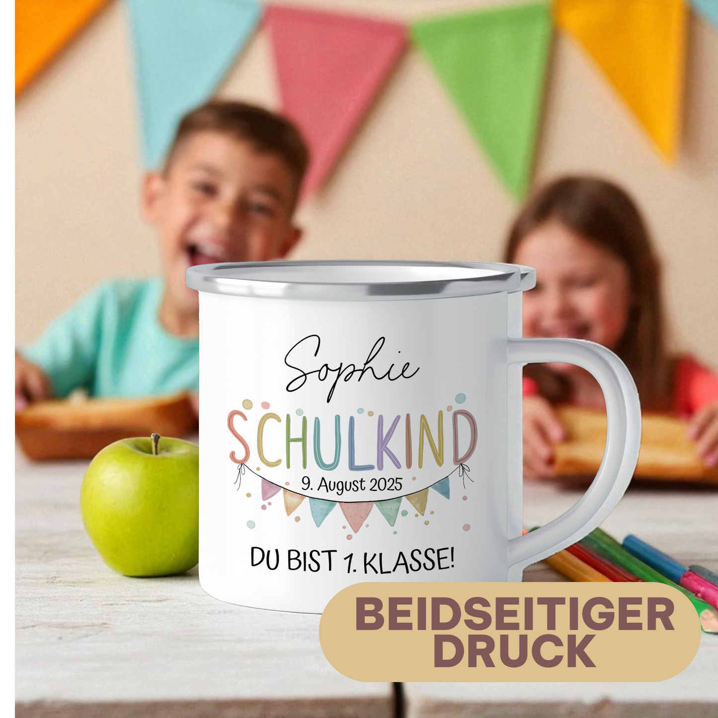 Emaillebecher mit Namen personalisiert und dem Spruch "Du bist 1. Klasse" wird von einem Jungen und einem Mädchen bestaunt
