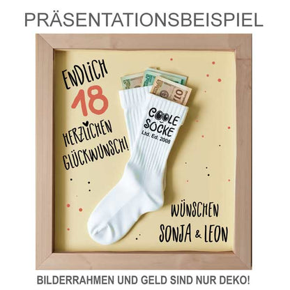 Socken werden als 'Sparstrumpf' genutzt, um ein Geldgeschenk zum Geburtstag zu verpacken.
