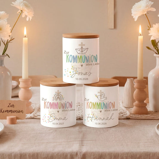 Personalisierte Spardosen zur Kommunion aus weißer Keramik mit Bambus Holzdeckel.
