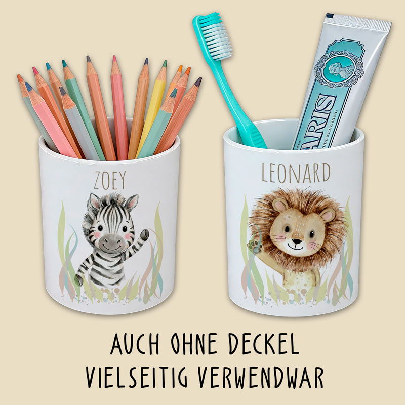 Die Keramik Spardose wird ohne den Bambusdeckel als praktischer und dekorativer Stiftehalter auf dem Schreibtisch eines Kindes genutzt.