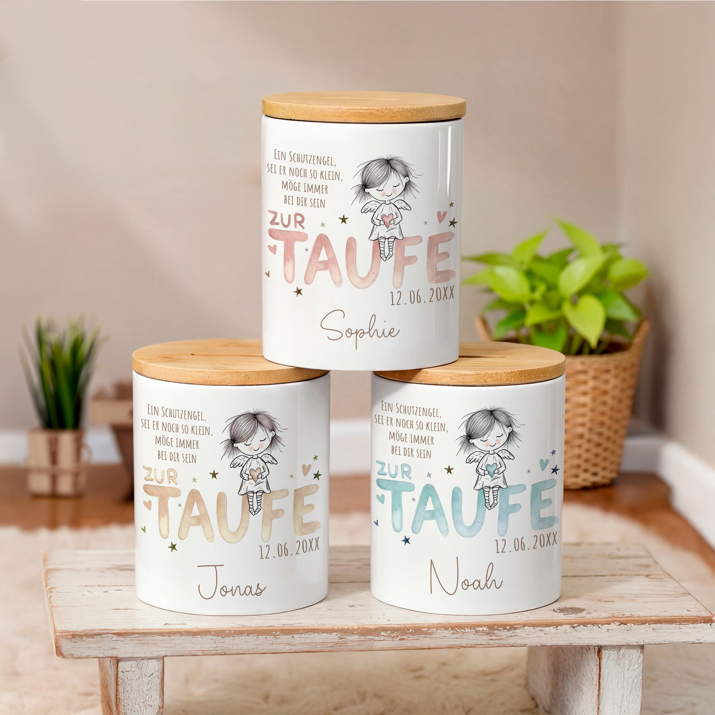 Detailaufnahme des Taufgeschenks in den sanften Pastellfarben Rosa, Mint und Beige mit personalisiertem Namen.