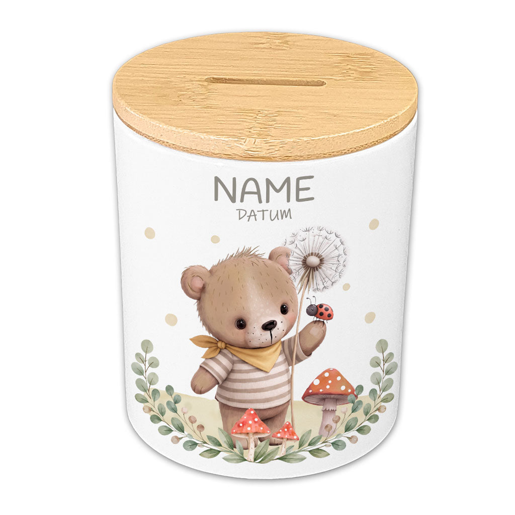 Nahaufnahme von Name und Datum auf der bedruckten Bären-Spardose