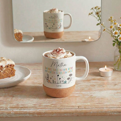 Matte Keramiktasse in Bonbon-Farben mit Line-Art Design, spülmaschinenfest durch abnehmbaren Boden.