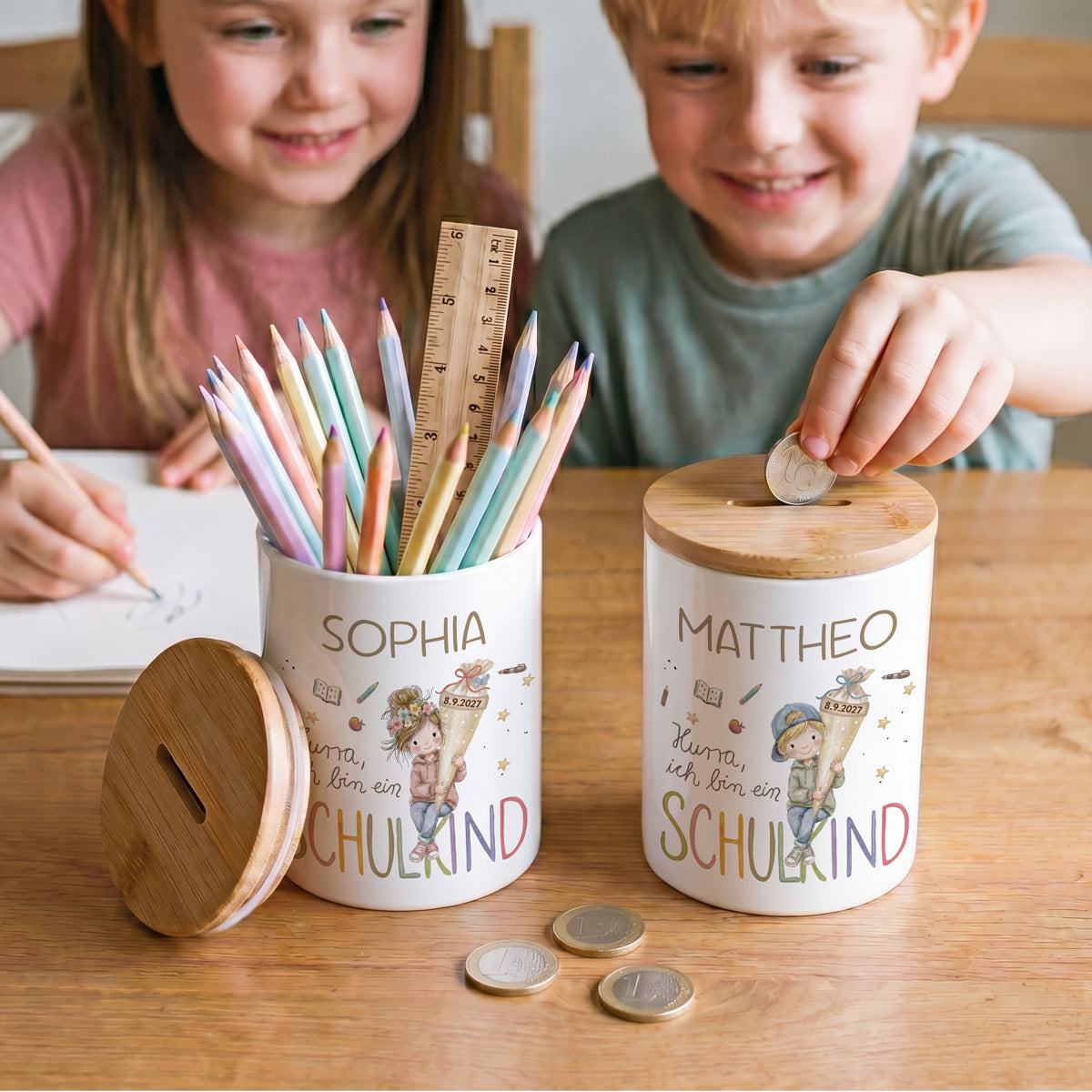 Die geöffnete Kinder-Spardose ohne Deckel, clever umfunktioniert als praktischer Stiftehalter voller Schulutensilien auf einem aufgeräumten Kinderschreibtisch.