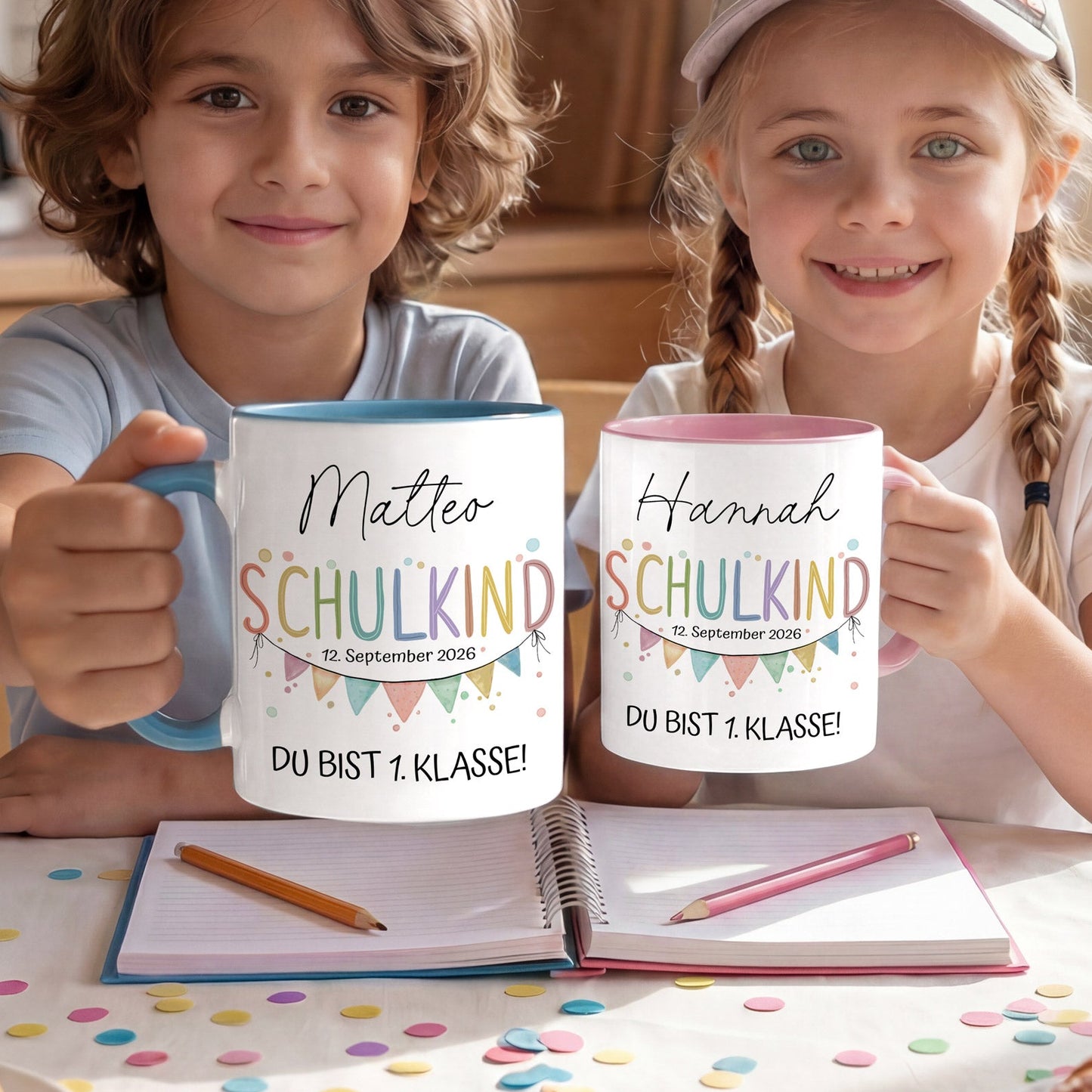 Personalisierte Keramiktasse zur Einschulung in den Farben Rosa, Blau und Weiß, bedruckt mit dem Wort Schulkind, einer Aquarell-Wimpelkette und dem Namen des Kindes.