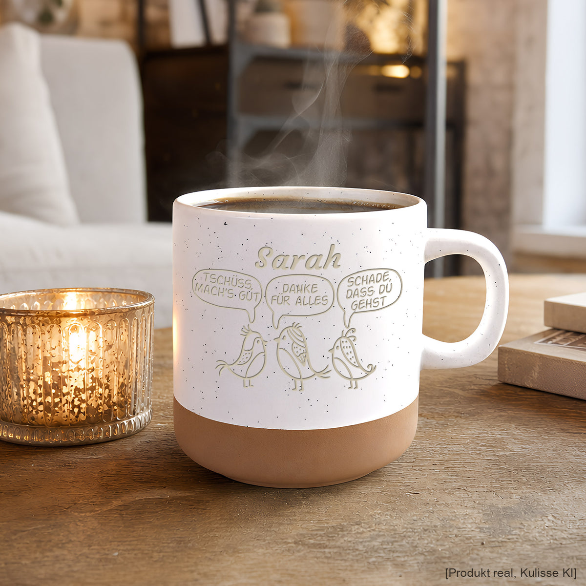Detailaufnahme der Lasergravur: Der eingravierte Name Sarah und die Vögel legen den natürlichen Ton der Tasse frei.