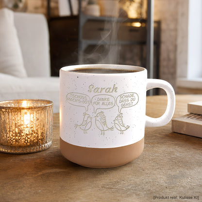 Detailaufnahme der Lasergravur: Der eingravierte Name Sarah und die Vögel legen den natürlichen Ton der Tasse frei.
