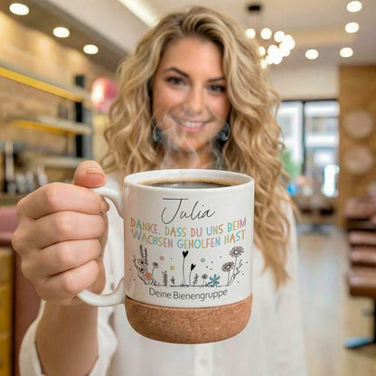 Personalisierte Tasse mit abnehmbarem Korkboden und Deckel als Abschiedsgeschenk für Erzieherin Kita.
