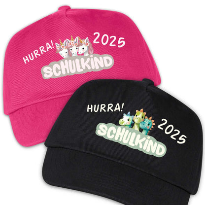 Rosa "Schulkind" Cap aus Baumwolle mit Einhorn-Motiv für Mädchen zur Einschulung und schwarze Kappe für Jungen mit Dino-Aufdruck als Geschenk zum Schulanfang