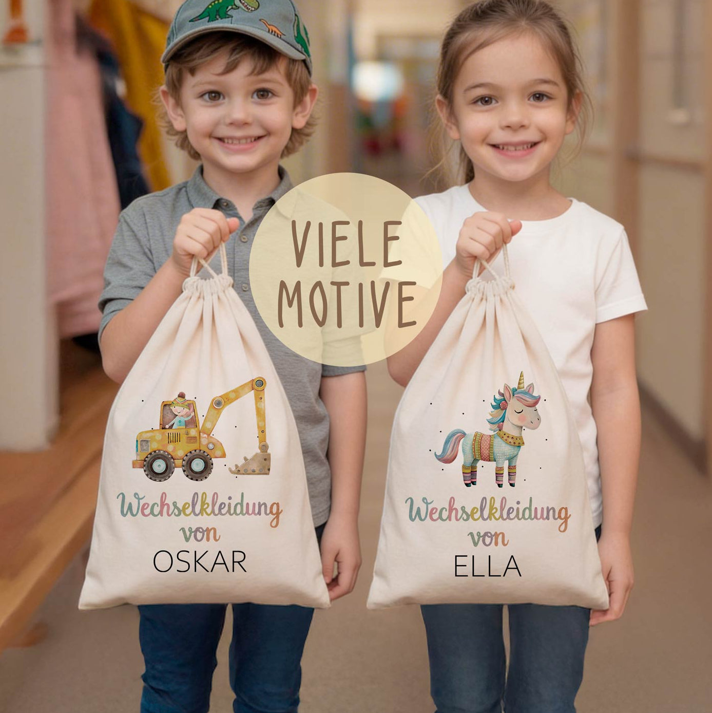 Personalisierter Kita Beutel aus Baumwolle mit Namen und freundlichem Retro-Bagger und Einhorn Motiv für den Kindergarten.