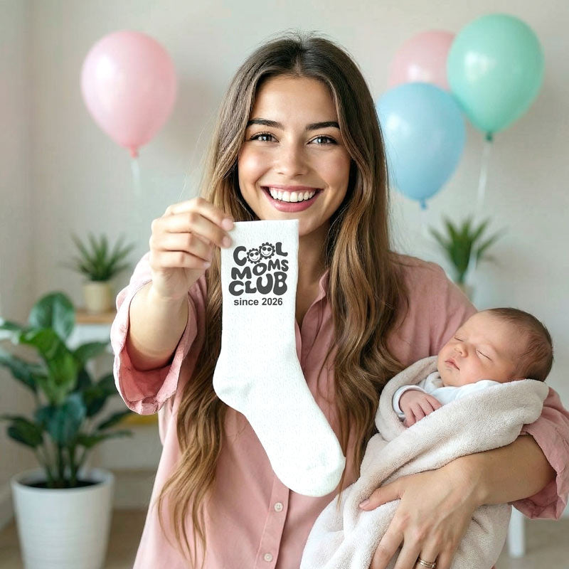 Modernes Outfit einer Mutter mit den personalisierten Statement-Socken als kreatives Geschenk zur Geburt oder Babyshower.