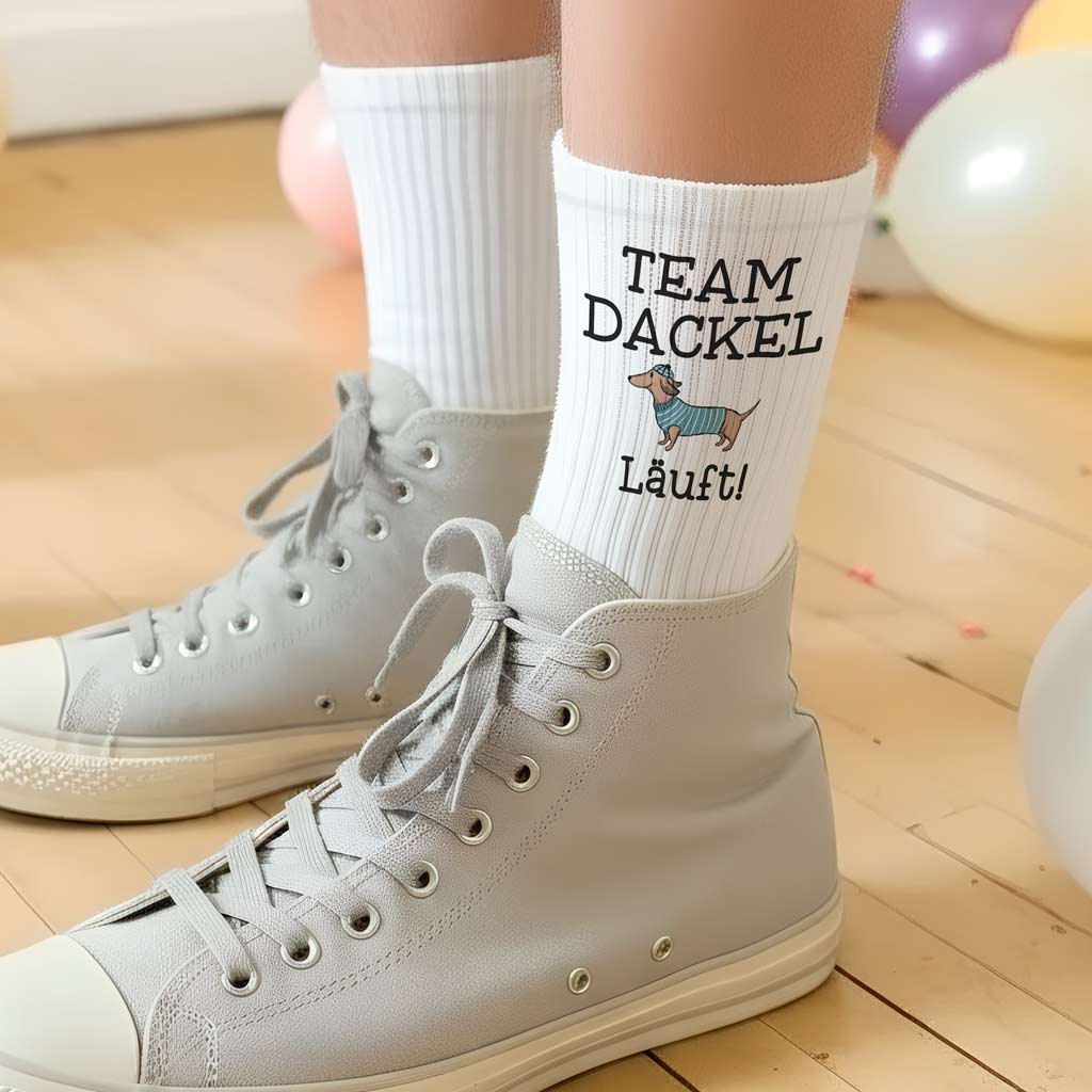 Nahaufnahme der hochwertigen Baumwoll-Tennissocken mit Dackel-Design